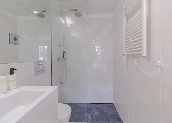 Modern In With Balcony Daire