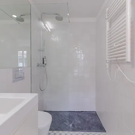 Modern In With Balcony Апартаменты
